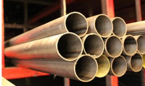 tubo de metal tuberia redonda de acero inoxidable con fondo blanco producto formado fabricado y manufacturado en industria metalurgia de hierro